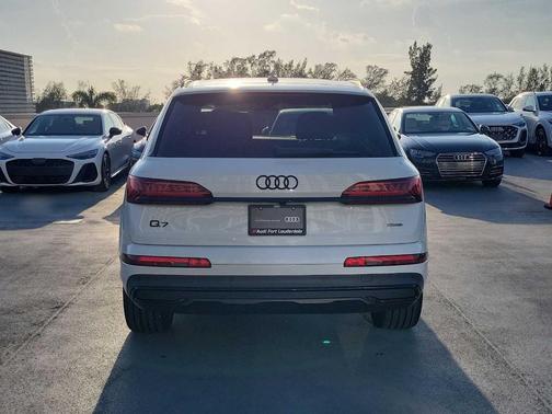Glacier White Metallic 2023 Audi Q7 55 Premium Plus