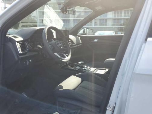 Glacier White Metallic 2023 Audi Q5 45 S line Prestige