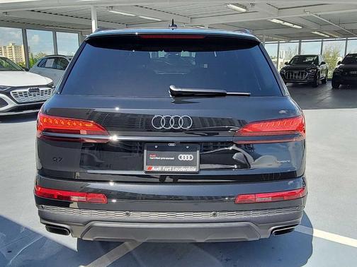 Mythos Black Metallic 2026 Audi Q7