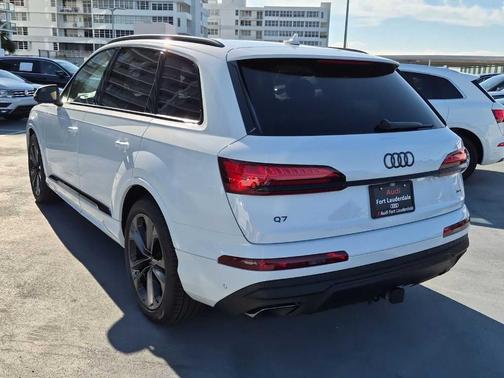 Glacier White Metallic 2026 Audi Q7 PLUS