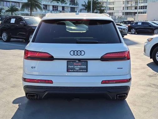 Glacier White Metallic 2026 Audi Q7 PLUS