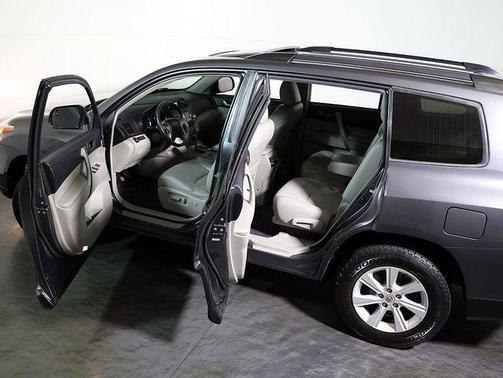 Magnetic Gray Metallic 2012 Toyota Highlander SE