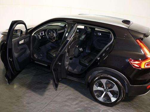 Onyx Black Metallic 2024 Volvo XC40 B5 Core