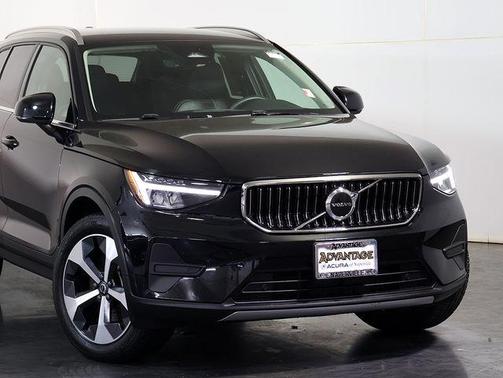 Onyx Black Metallic 2024 Volvo XC40 B5 Core