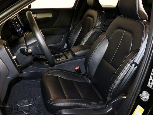Onyx Black Metallic 2024 Volvo XC40 B5 Core