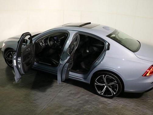 2024 Volvo S60 B5 Core Dark Theme