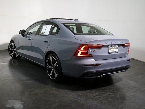 2024 Volvo S60 B5 Core Dark Theme
