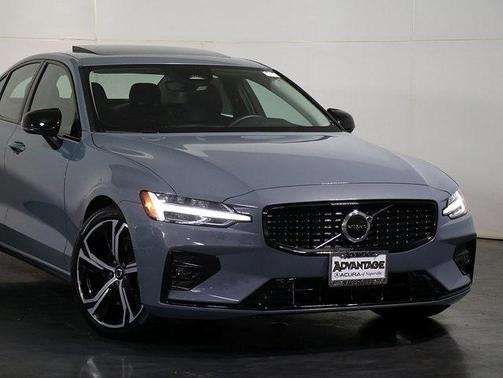 2024 Volvo S60 B5 Core Dark Theme