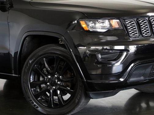 Photo 4 of 37 of 2018 Jeep Grand Cherokee Altitude