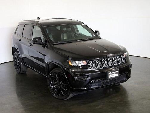 Photo 3 of 37 of 2018 Jeep Grand Cherokee Altitude