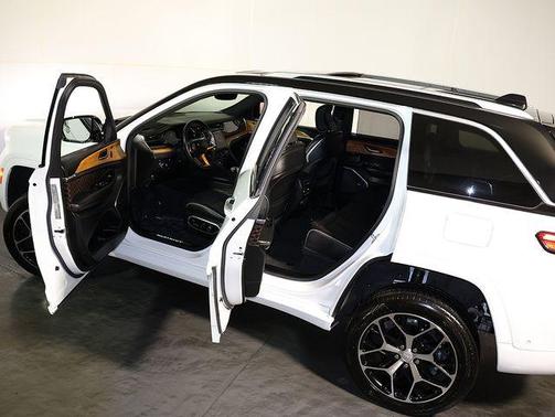 Bright White Clearcoat 2022 Jeep Grand Cherokee 4xe Summit