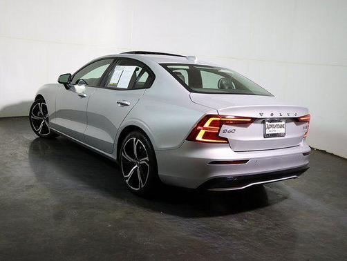 2024 Volvo S60 B5 Core Dark Theme