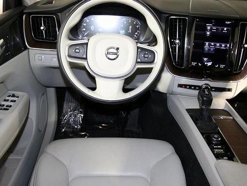 2021 Volvo XC60 T5 Momentum