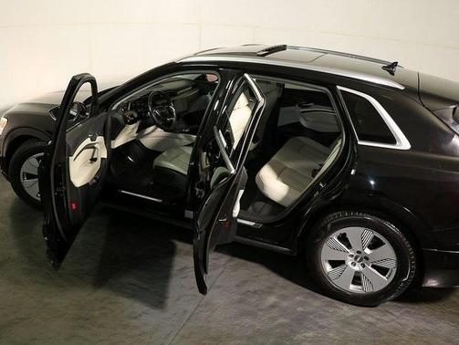 2019 Audi e-tron Premium Plus