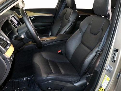 2024 Volvo XC90 B6 Core Bright Theme