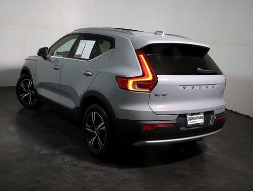 2025 Volvo XC40 B5 Core Bright Theme