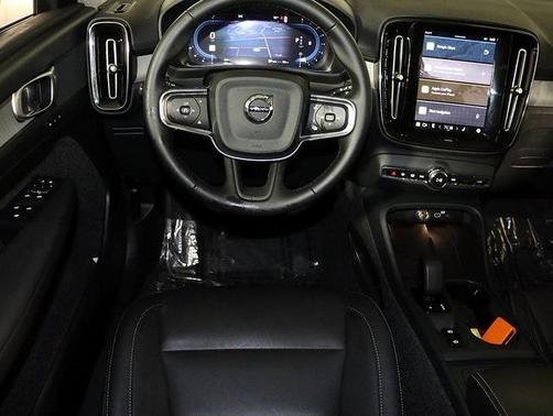 2025 Volvo XC40 B5 Core Bright Theme