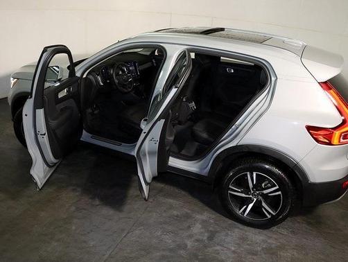 2025 Volvo XC40 B5 Core Bright Theme