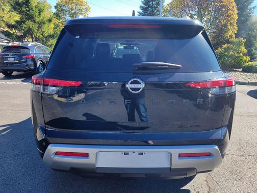 2025 Nissan Pathfinder SL 4WD