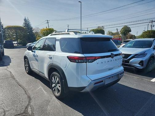 2024 Nissan Pathfinder SL 4WD