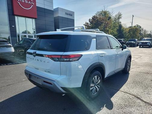 2024 Nissan Pathfinder SL 4WD