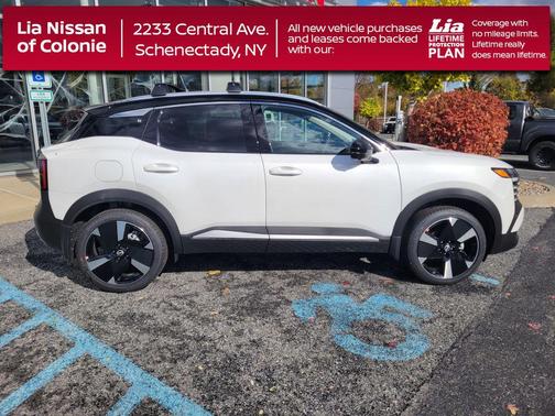 Aspen White Tricoat/Super Black 2026 Nissan Kicks SR