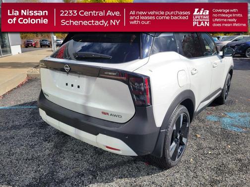 Aspen White Tricoat/Super Black 2026 Nissan Kicks SR
