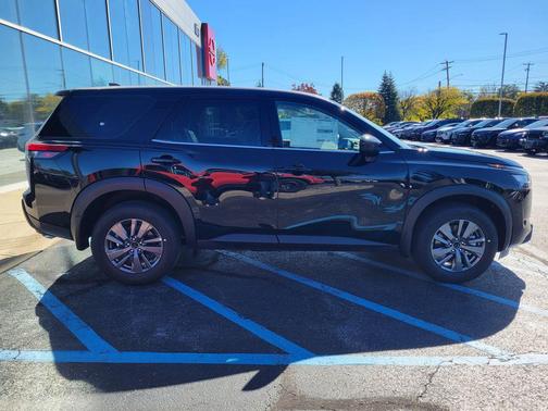 2025 Nissan Pathfinder S 4WD