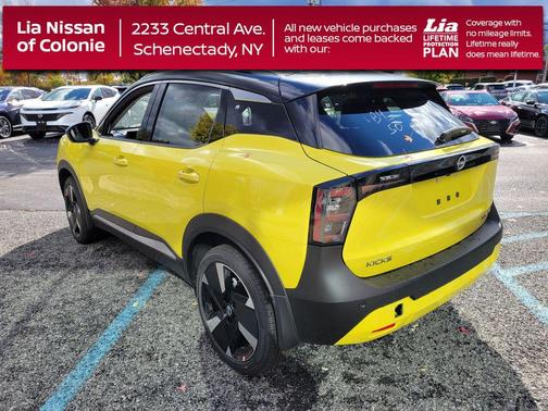 Yuzu Yellow Metallic/Super Black 2026 Nissan Kicks SR