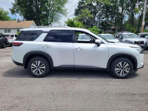 2025 Nissan Pathfinder SL 4WD