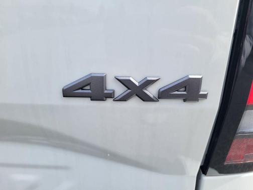 Glacier White 2026 Nissan Frontier SV