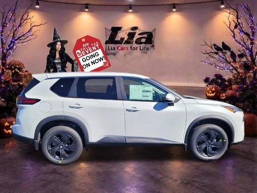 Everest White Pearl Tricoat 2027 Nissan Rogue SV
