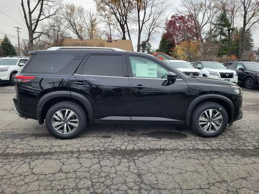 2025 Nissan Pathfinder SL 4WD