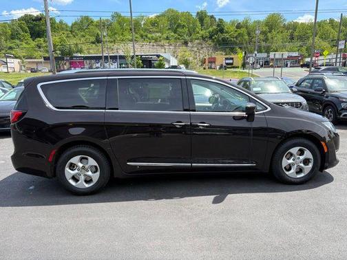 Dark Cordovan Pearlcoat 2017 Chrysler Pacifica Touring-L