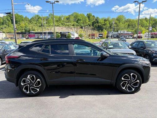Mosaic Black Metallic 2025 Chevrolet Trax FWD 2RS