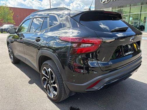 Mosaic Black Metallic 2025 Chevrolet Trax FWD 2RS