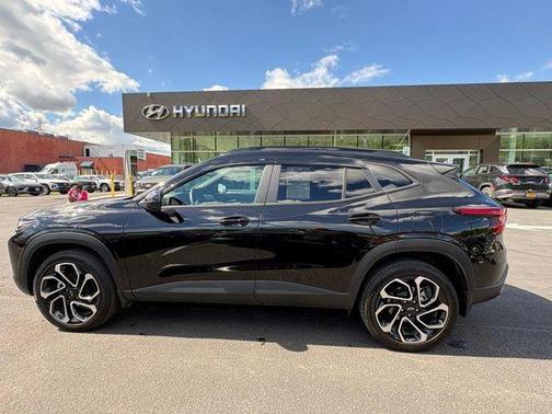 Mosaic Black Metallic 2025 Chevrolet Trax FWD 2RS