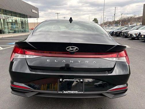 2023 Hyundai ELANTRA SE