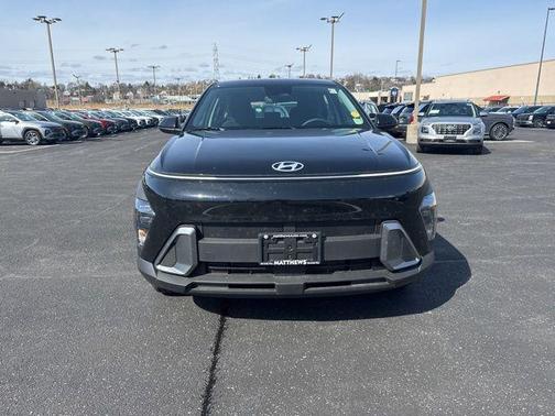 Abyss Black Pearl 2025 Hyundai KONA SE