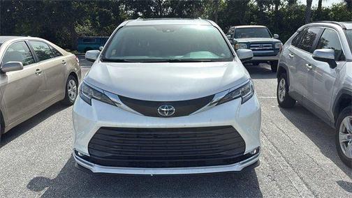 2021 Toyota Sienna XLE 8 Passenger