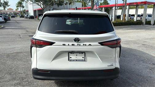 2022 Toyota Sienna LE