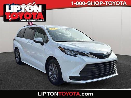 2022 Toyota Sienna LE