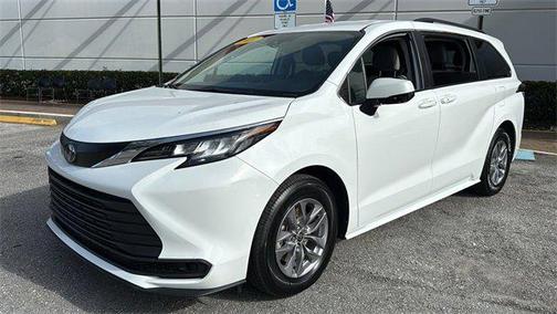 2022 Toyota Sienna LE