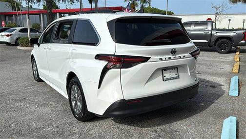 2022 Toyota Sienna LE