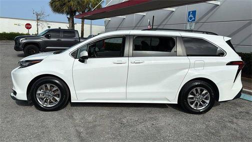 2022 Toyota Sienna LE