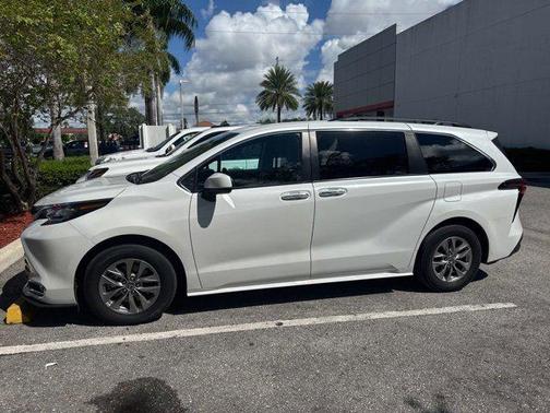 2022 Toyota Sienna XLE 7 Passenger