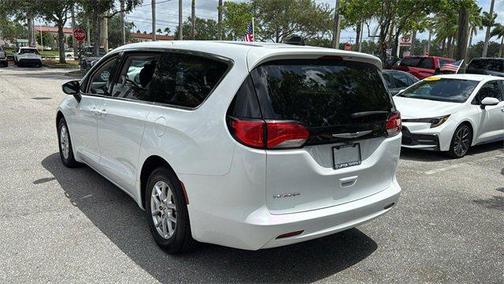 2022 Chrysler Voyager LX