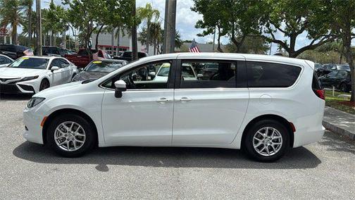 2022 Chrysler Voyager LX