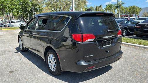 2022 Chrysler Voyager LX