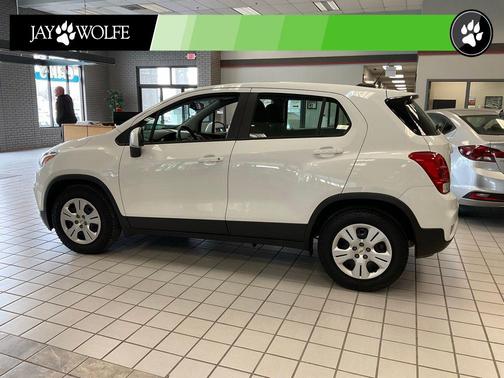 Summit White 2018 Chevrolet Trax LS